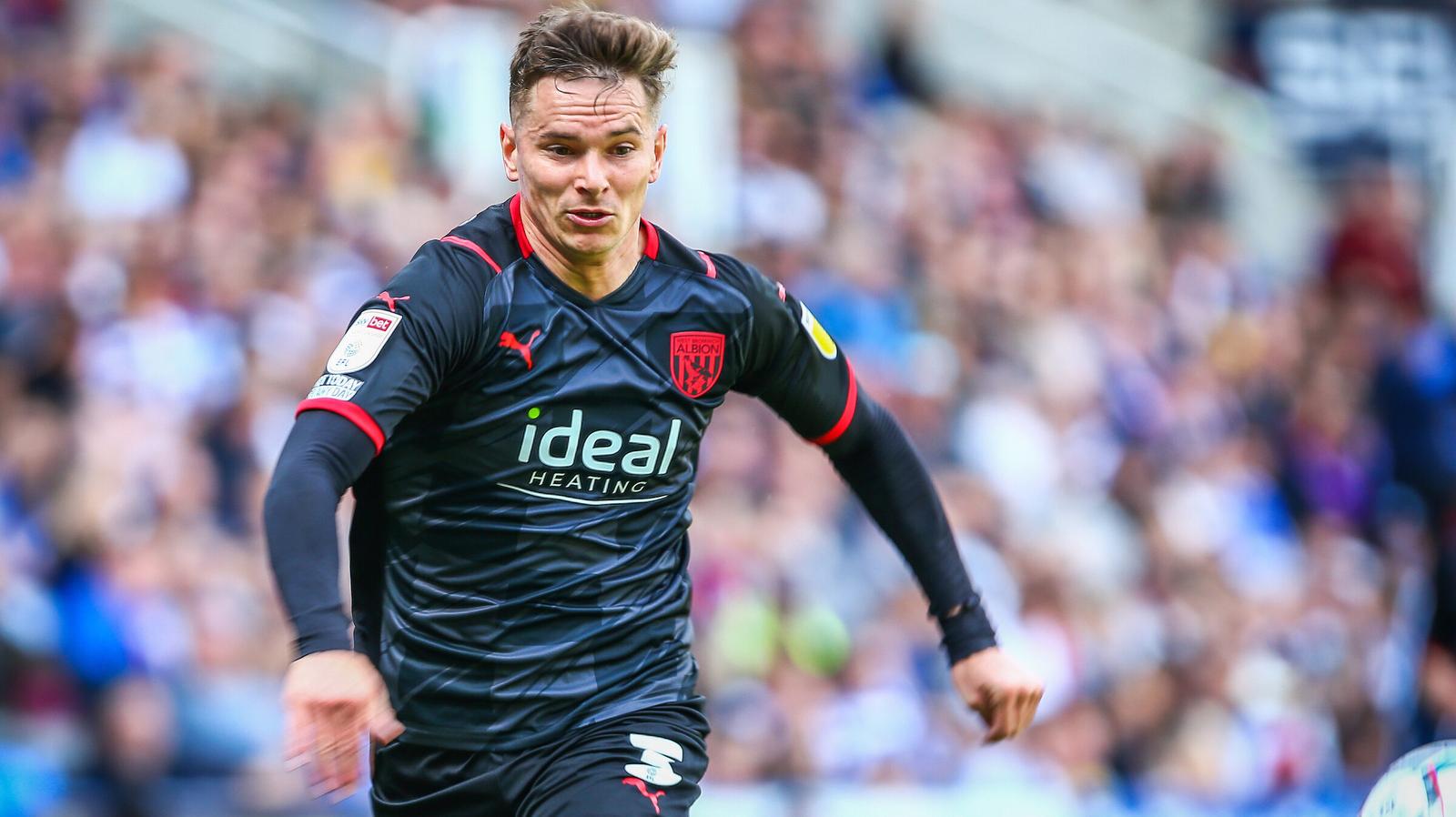 West Bromwich Albion's Conor Townsend plays ball forward during the EFL Sky Bet Championship match between Reading and West Bromwich Albion at the Select Car Leasing Stadium, Reading, England on 30 April 2022.